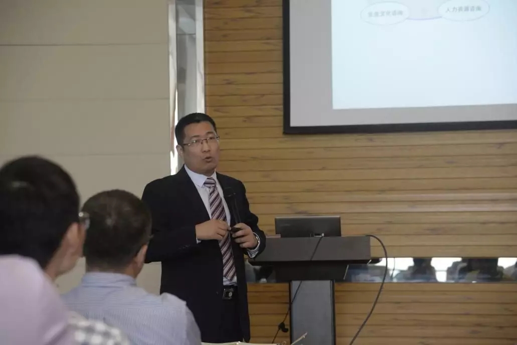 柏明顿吴志华项目总监在大会上作了项目导入报告 柏明顿吴志华项目总监在大会上作了项目导入报告
