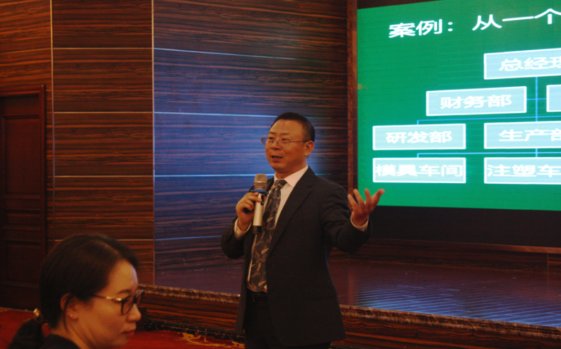 柏明顿首席顾问胡八一博士现场围绕阿米巴组织划分、经营会计、人才激励+合伙制对阿米巴经营模式进行讲解 柏明顿首席顾问胡八一博士现场围绕阿米巴组织划分、经营会计、人才激励+合伙制对阿米巴经营模式进行讲解