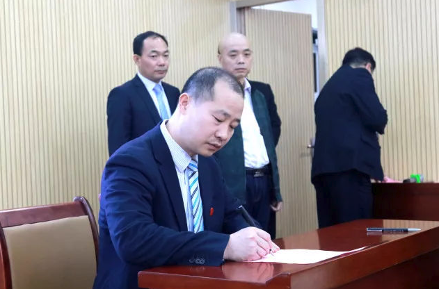 怀仁大健康柏明顿阿米巴经营咨询项目启动大会项目组负责人签署责任状 怀仁大健康柏明顿阿米巴经营咨询项目启动大会项目组负责人签署责任状