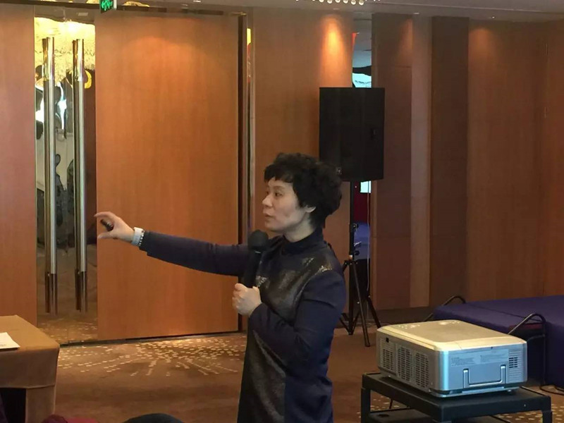 皇庭集团邀请柏明顿管理咨询集团总裁、资深专家魏海燕老师,为来自全国120多位的皇庭集团领导进行阿米巴经营的落地辅导 皇庭集团邀请柏明顿管理咨询集团总裁、资深专家魏海燕老师,为来自全国120多位的皇庭集团领导进行阿米巴经营的落地辅导