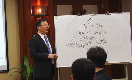 胡八一博士在讲解阿米巴经营模式的概念 胡八一博士在讲解阿米巴经营模式的概念