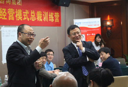 胡八一博士就经营哲学的问题与企业高管们进行交流探讨 胡八一博士就经营哲学的问题与企业高管们进行交流探讨