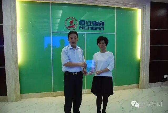 恒安CEO许连捷向柏明顿总裁魏海燕颁发授权书 恒安CEO许连捷向柏明顿总裁魏海燕颁发授权书